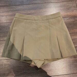 Dynamite Light Green/Khaki Women's Pleated Skorts
